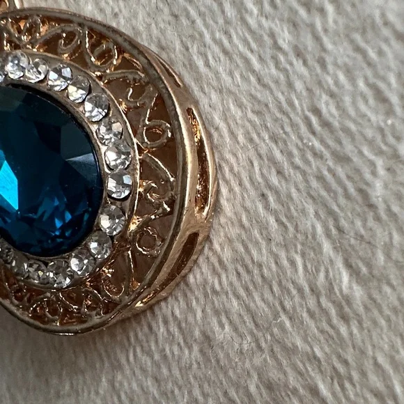 Faceted Blue and Gold Teardrop Pendant Necklace on Twisted Chain - Picture 6 of 16